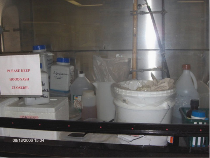 Ventilated Cabinet: VEN02 Cluttered Fume Hood